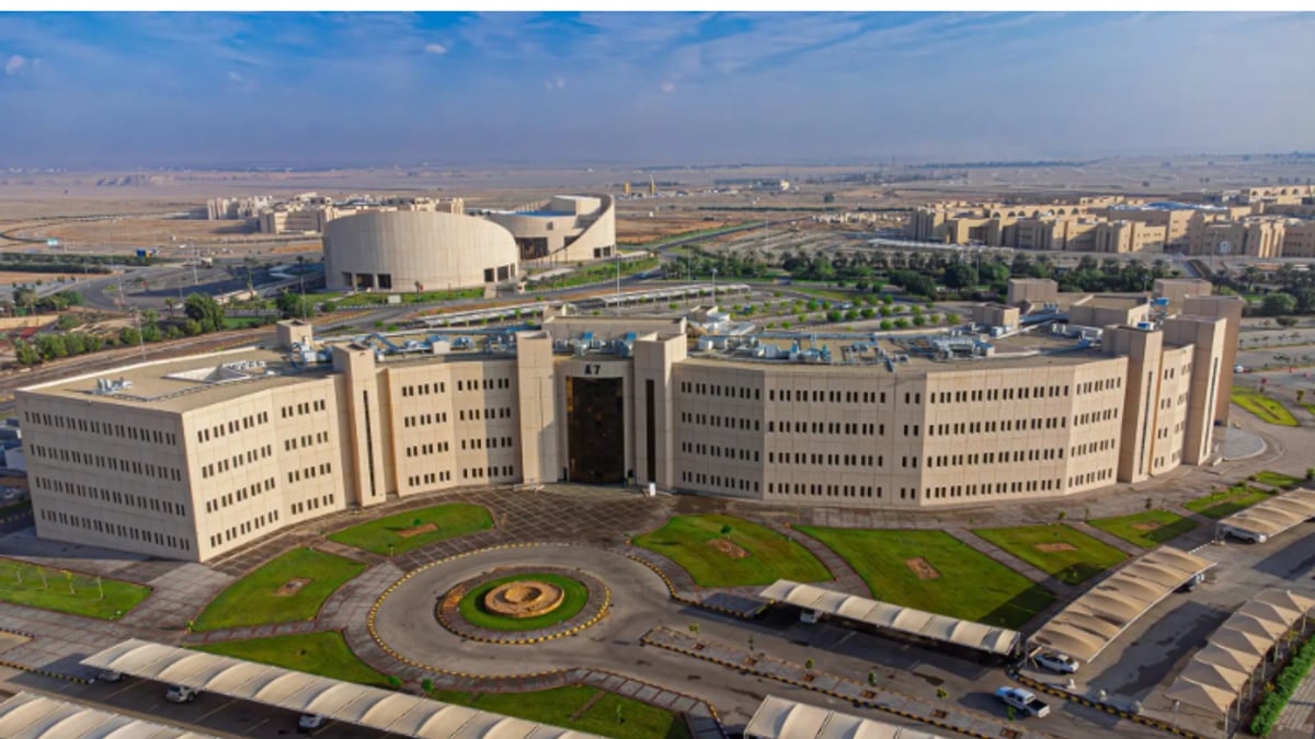 جامعة القصيم تفتح التقديم لبرامج التعليم الإلكتروني للفصل الأول 1448هـ