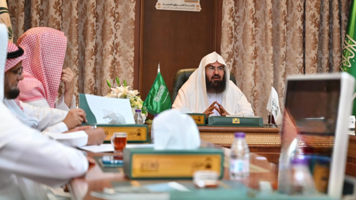 السديس يلتقي وكلاء الرئيس العام والمستشارين بالمسجد النبوي لتعزيز الاستعدادات لموسم العمرة والزيارة
