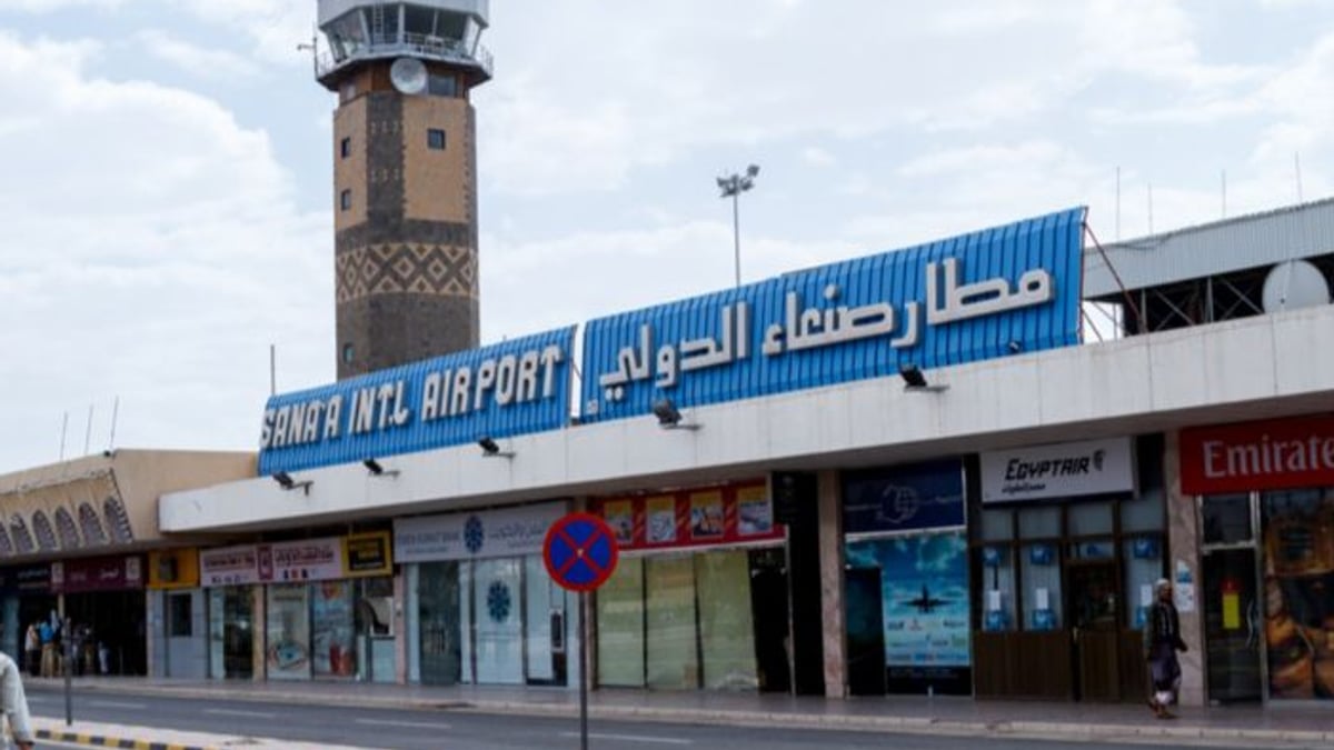 وزارة الدفاع اليمنية تدعو البعثات الدبلوماسية والمنظمات الإنسانية لإخلاء مطار صنعاء الدولي