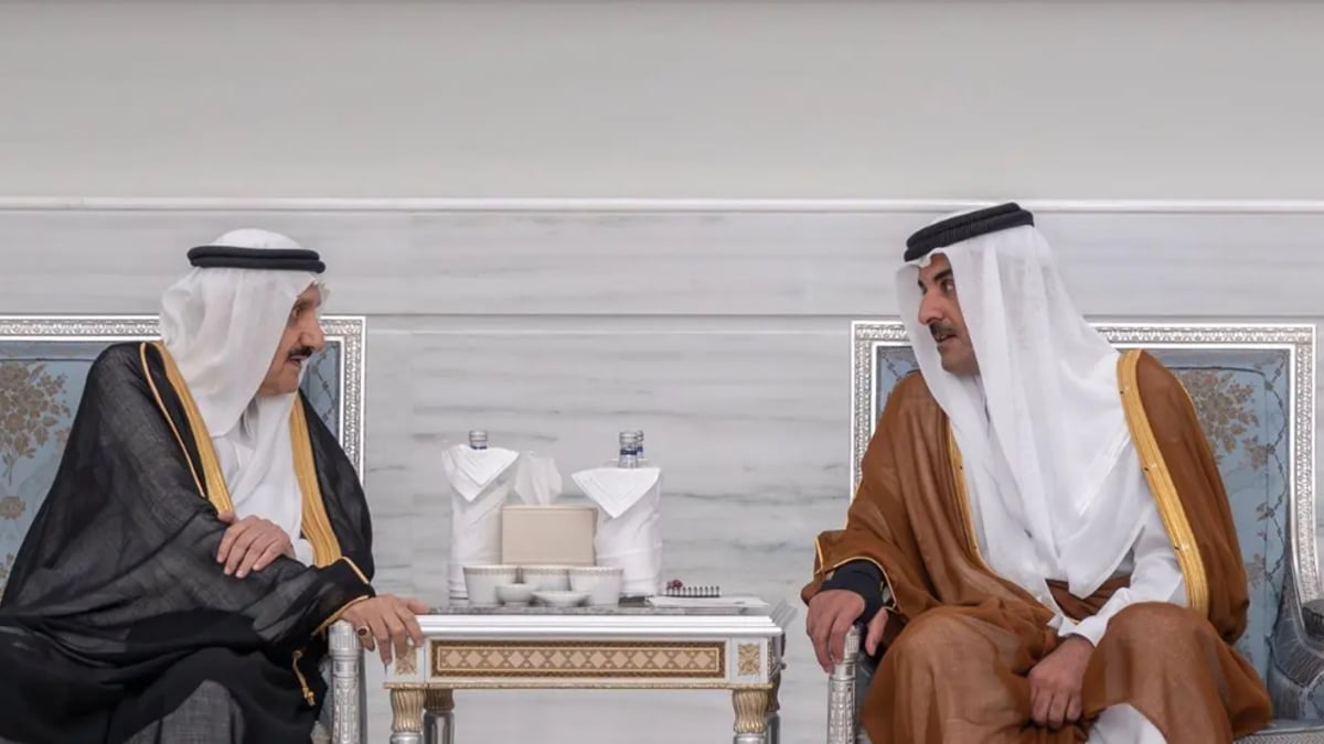 الأمير منصور بن متعب ينقل تعازي القيادة لأمير دولة قطر في وفاة الشيخ حمد بن خليفة آل ثاني