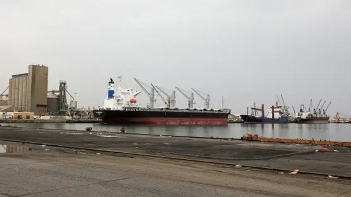 غارات جوية تهز ميناء الحديدة غرب اليمن