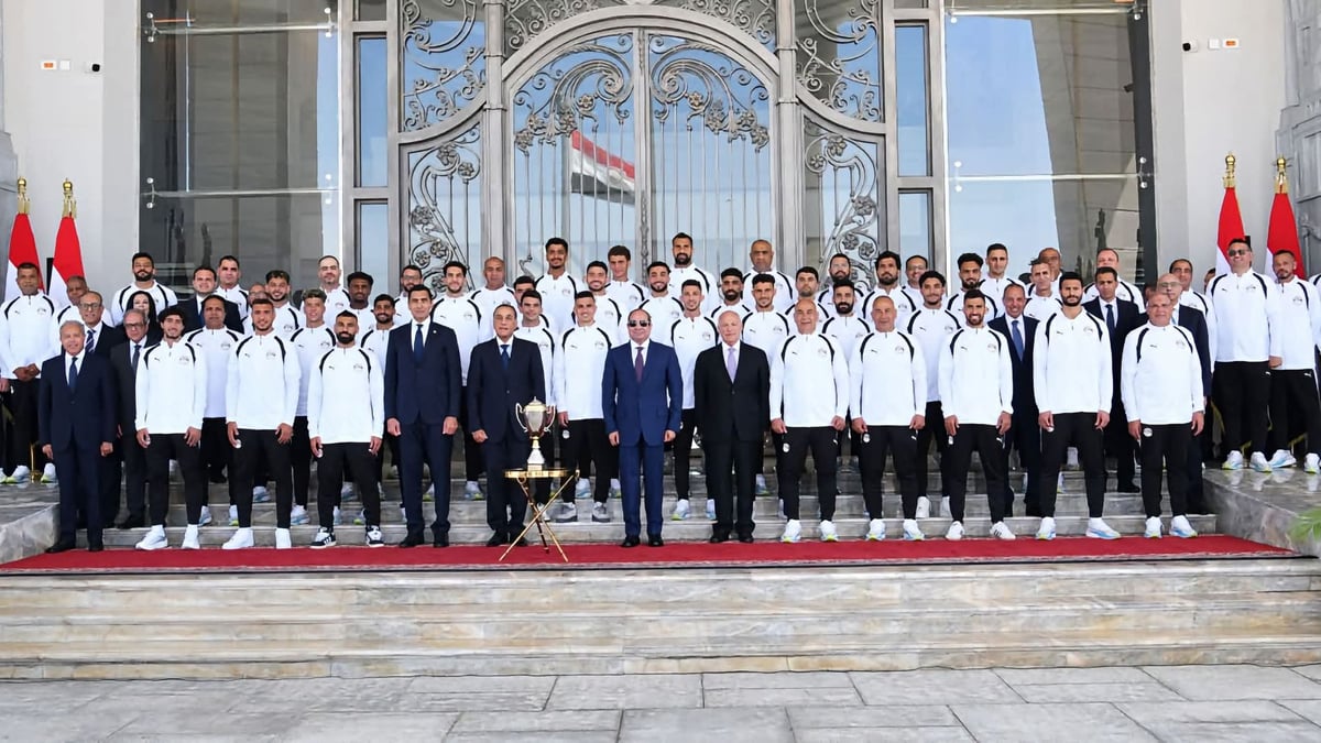 «السيسي» يكرّم منتخب مصر بـ «كأس الجدارة» وأوسمة تقديراً لإنجاز كأس العالم 2026