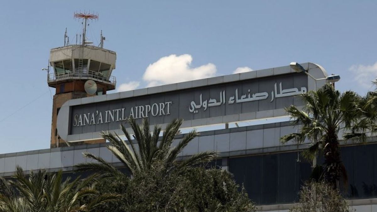 القوات المسلحة اليمنية تستهدف مدرج مطار صنعاء الدولي لمنع طائرة إيرانية من الهبوط