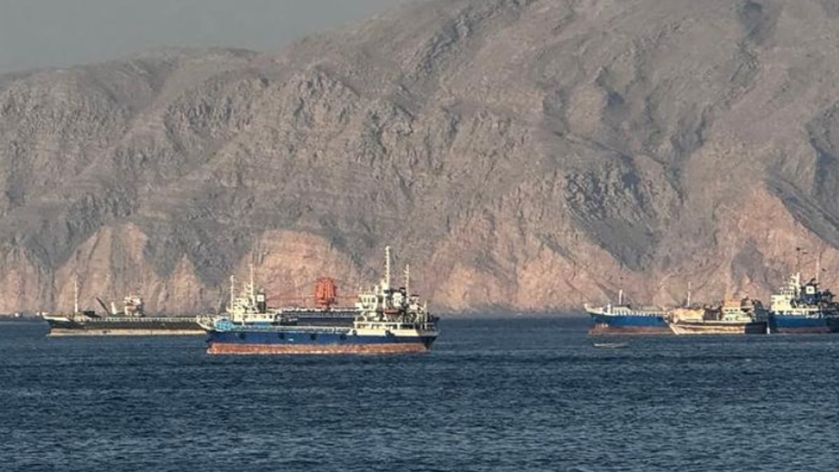 الأمن البحري العماني: إنقاذ 23 من طاقم سفينة تجارية مستهدفة واستمرار البحث عن أحد أفرادها