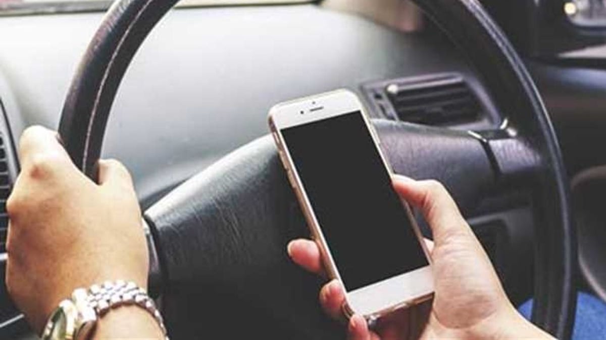 الغرامة تصل إلى 900 ريال.. المرور يحذر من استخدام الهاتف المحمول أثناء القيادة