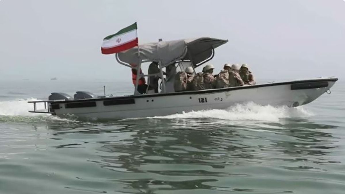 إيران: لن تمر أي سفينة من مضيق هرمز إلا بتصريح