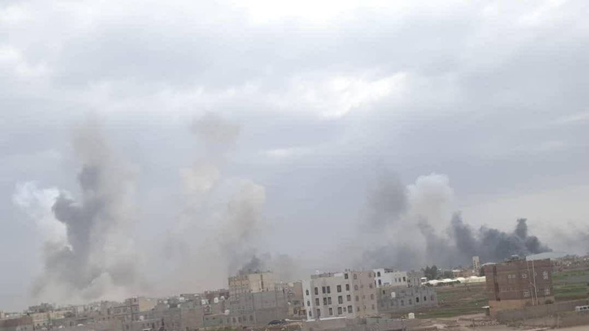 مقطع يوثق لحظة استهداف مدرج مطار صنعاء لمنع هبوط طائرة إيرانية