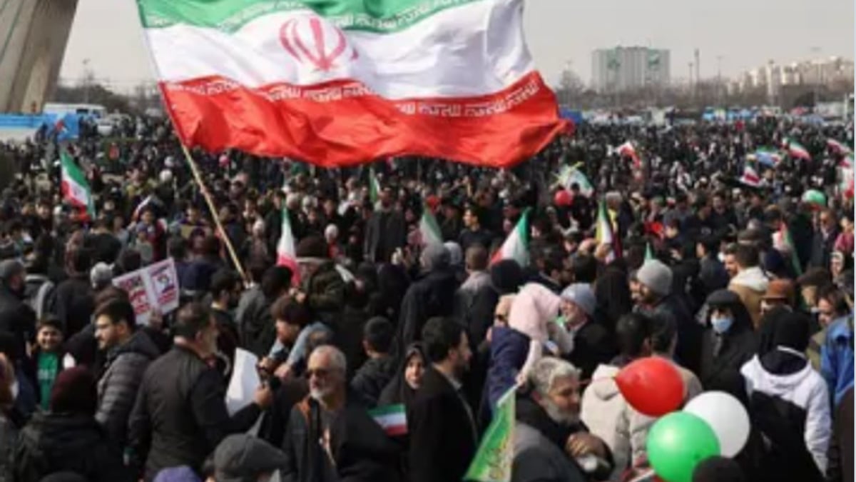"لا نريد حربًا".. 268 شخصية إيرانية تطالب بوقف فوري للقتال وتؤكد حق الشعب في السلام