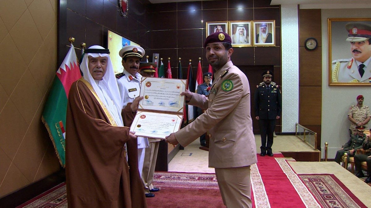الأمير خالد بن ناصر يتخرج من القيادة والأركان بالبحرين
