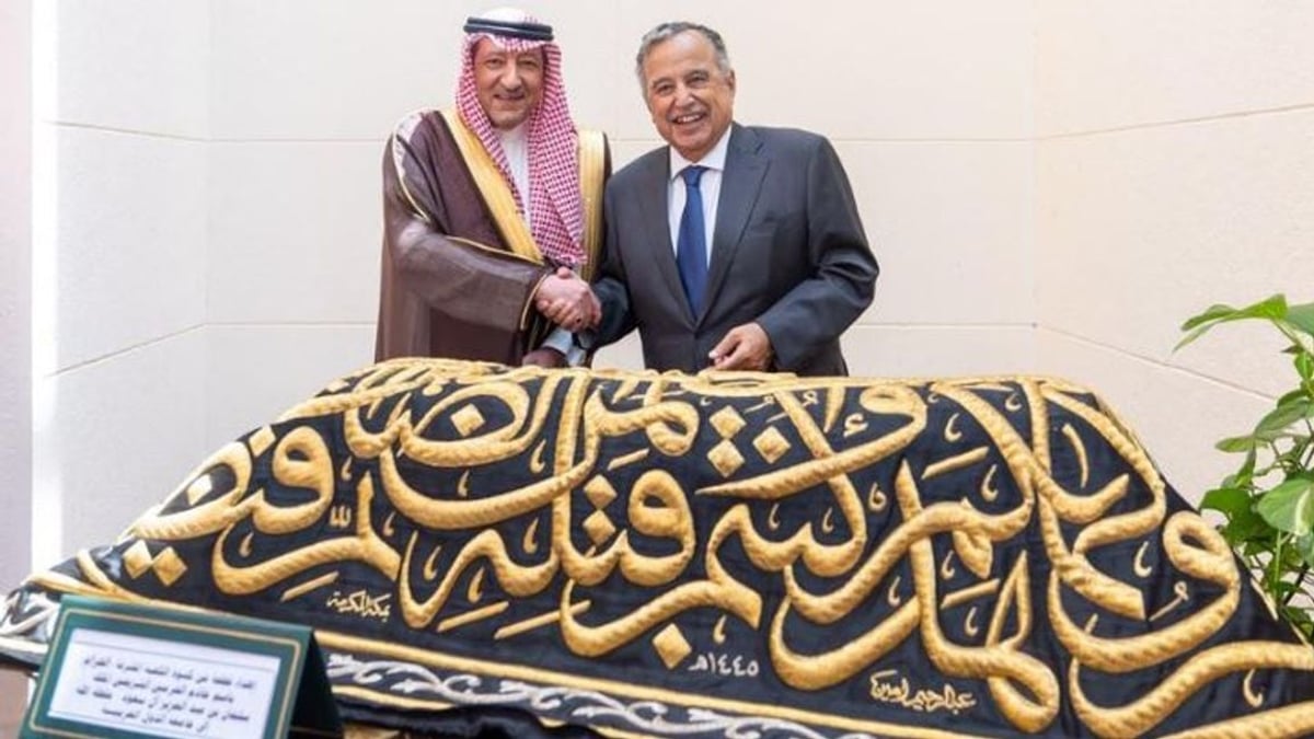 بتوجيه من خادم الحرمين.. «الخريجي» يسلّم أمين الجامعة العربية قطعة من كسوة الكعبة المشرَّفة هدية للجامعة