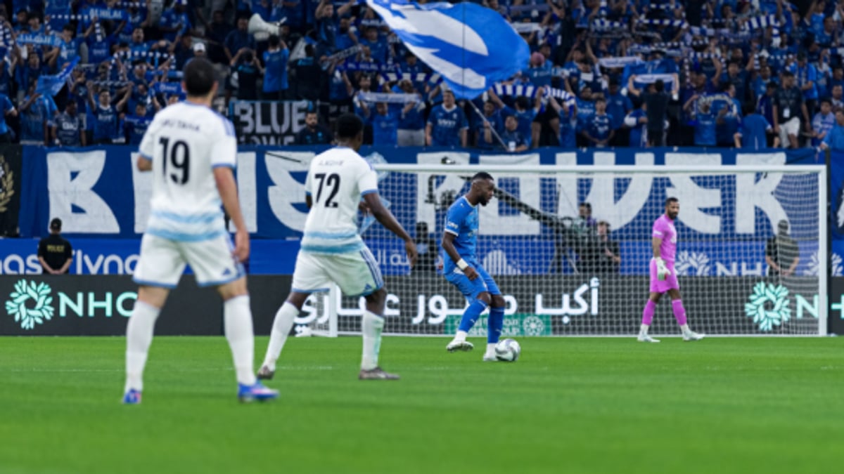 نيوم يصعق الهلال بثنائية في الشوط الأول بدوري روشن