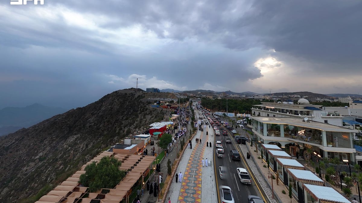 النماص.. وجهة صيفية بارزة تجمع الضباب والمطر في عسير