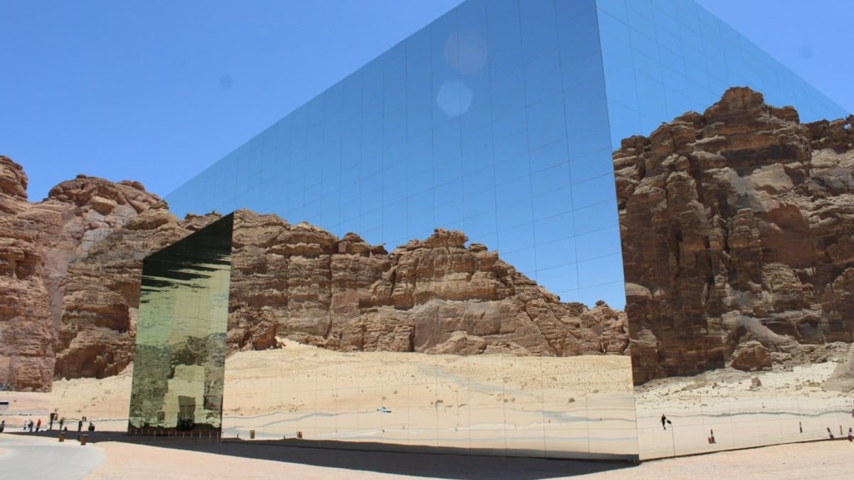 تصاميم محطات النقل السعودية تجمع بين الأقواس التراثية والزجاج الحديث