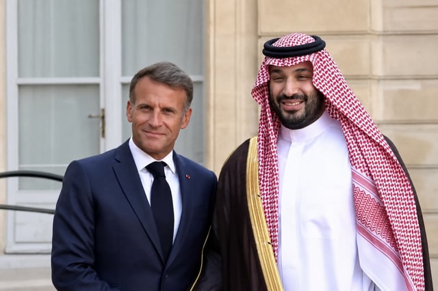 ولي العهد يصل قصر الإليزيه.. وماكرون في مقدمة مستقبليه