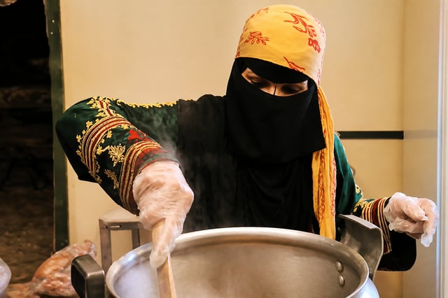 أم ناصر.. قصة طاهية دمجت ثقافة المائدة النجدية والعسيرية للسائحين