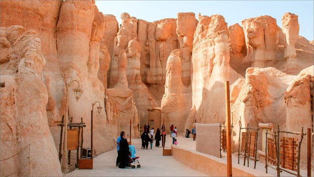 أستاذ تسويق: نصيحتان للمستثمر الصغير بمجال السياحة