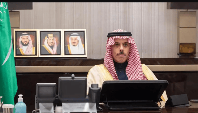 وزير الخارجية ونظيره البحريني يبحثان هاتفيًا جهود الحفاظ على أمن المنطقة