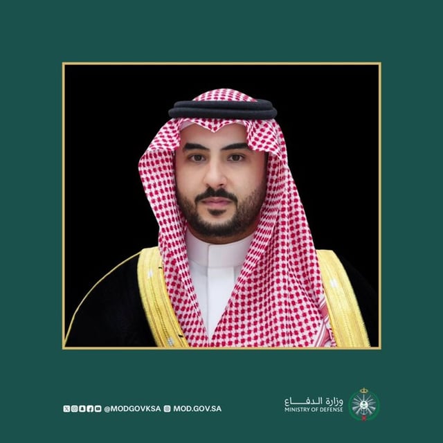 وزير الدفاع يبحث هاتفياً مع نظيره الأمريكي تعزيز الشراكة الدفاعية
