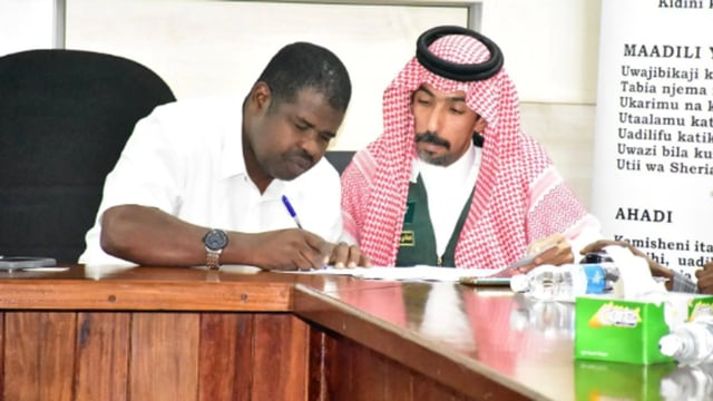 مركز الملك سلمان للإغاثة يسلّم 20 طنًا من التمور هدية المملكة لزنجبار