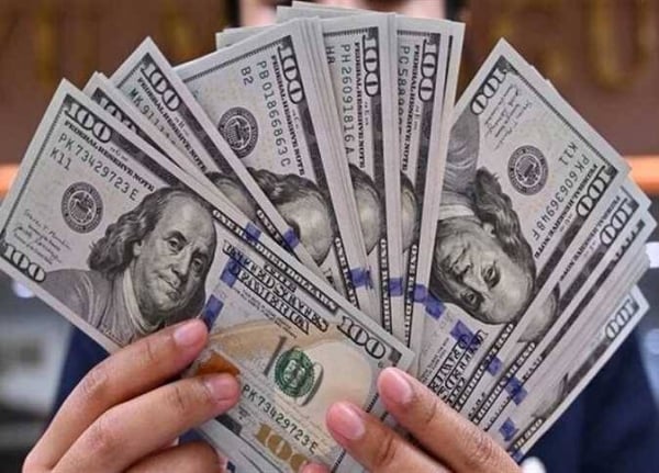 الدولار يرتفع أمام العملات الرئيسية والين يتراجع دون مستوى 160