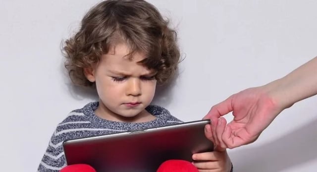 دراسة: الأطفال الأكثر استخداما للشاشات يظهرون قدرات إدراكية أفضل في المراهقة