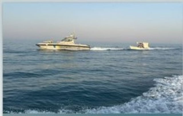 حرس الحدود بالمنطقة الشرقية ينقذ مواطنًا خليجيًّا تعطّلت واسطته البحرية في عرض البحر