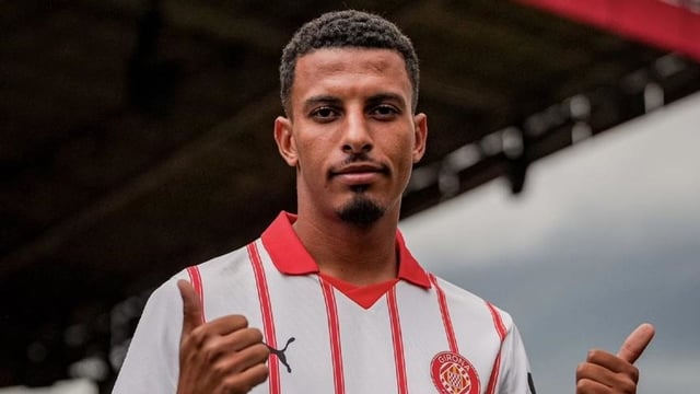 برشلونة يستهدف التعاقد مع عز الدين أوناحي بعد إصابة دي يونغ
