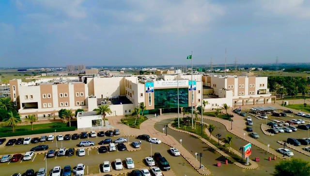 مستشفى الأمير محمد بن ناصر يدشّن عمليات زراعة العدسات التصحيحية لمرضى الماء الأبيض
