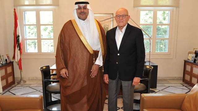 السفير الدوسري يبحث العلاقات الثنائية مع رئيس الوزراء اللبناني السابق