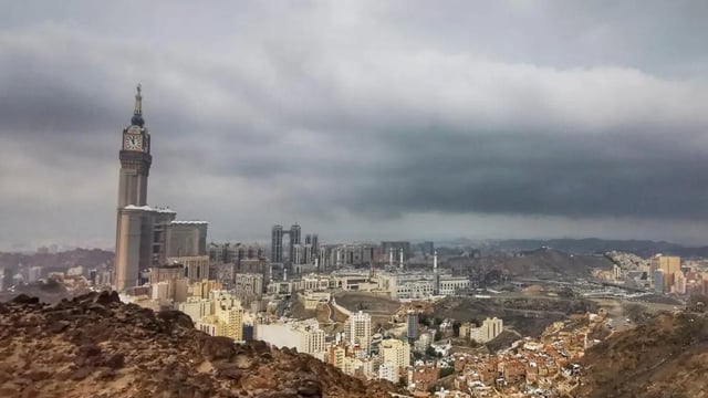 تنبيه من الأرصاد بهطول أمطار متوسطة إلى غزيرة على محافظات مكة المكرمة
