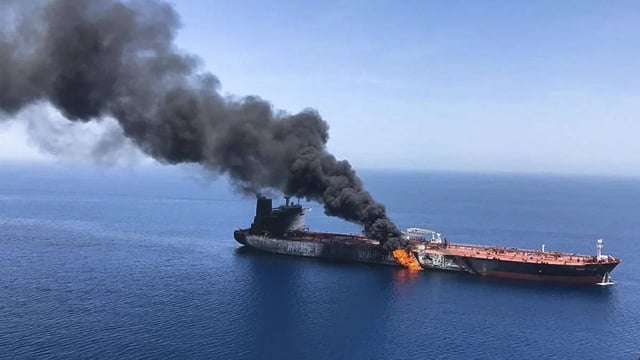 هيئة بحرية بريطانية: استهداف ناقلة نفط بمقذوف في مضيق هرمز