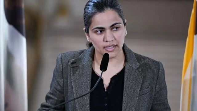 من أصول أفغانية إلى نائبة أمريكية.. رحلة عائشة وهاب إلى الكونغرس