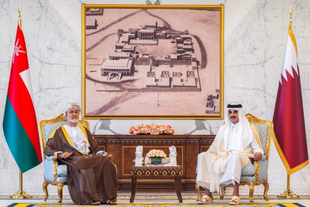 أمير قطر يستقبل سلطان عمان في الدوحة