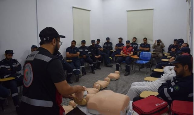 الهلال الأحمر بالباحة يعزز الجاهزية الإسعافية لمنسوبي الدفاع المدني ضمن جهود الوقاية من الغرق