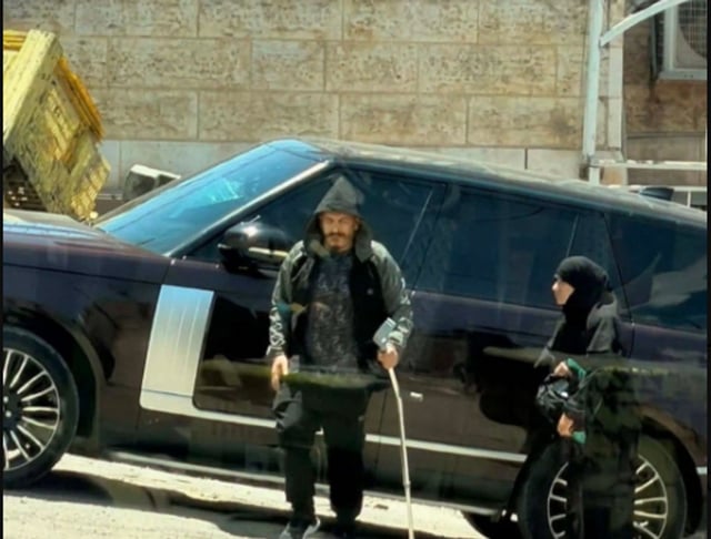 الشرطة الفلسطينية تضبط متسولًا وزوجته يمتلكان رينج روفر وآيفون مطليًا بالذهب