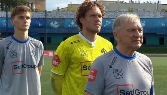 يحمل شارة القيادة بعمر 72 عاما.. نائب روسي يدخل تاريخ كأس روسيا