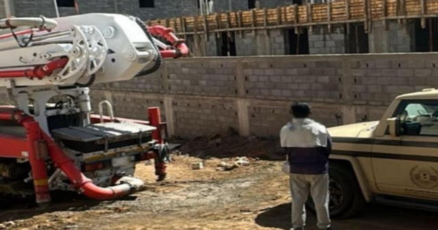 ضبط مقيم من الجنسية الهندية لتفريغه مواد خرسانية في منطقة عسير