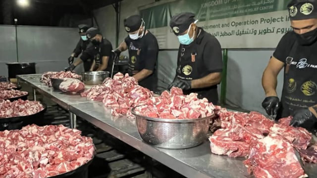 مركز الملك سلمان للإغاثة يوزّع 25,000 وجبة غذائية ساخنة في قطاع غزة