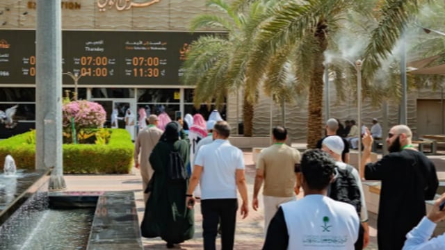 ضيوف برنامج خادم الحرمين للعمرة والزيارة يزورون معرض الوحي بمكة المكرمة