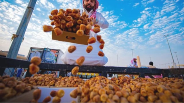تمور السكري تتصدّر مبيعات سوق مهرجان الخبراء ورياض الخبراء