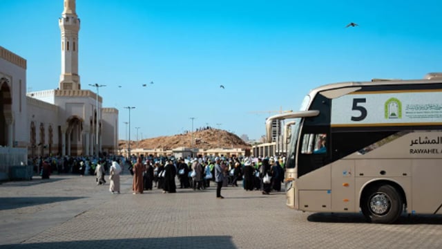 ضيوف برنامج خادم الحرمين للعمرة والزيارة يزورون جبل أحد ومقبرة الشهداء ومسجد قباء