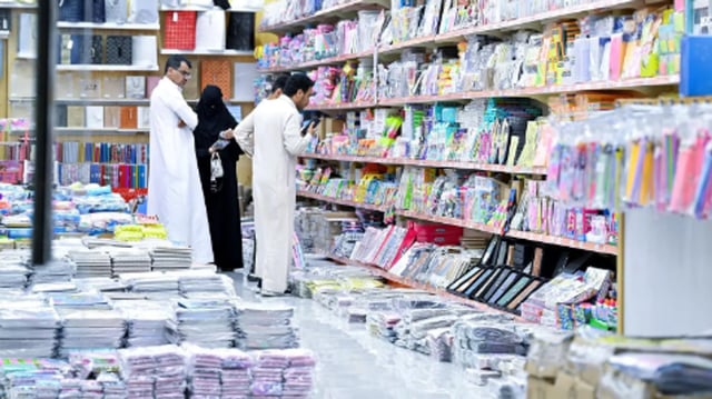 عودة المدارس تنعش أسواق المكتبات بمنطقة الحدود الشمالية