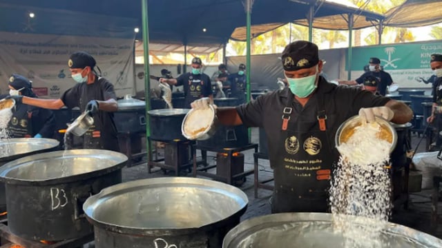 مركز الملك سلمان للإغاثة يواصل توزيع الوجبات الساخنة على الأسر في غزة