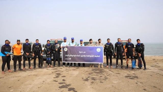 «حرس الحدود» ينفذ مبادرة لتنظيف قاع البحر في منطقة جازان