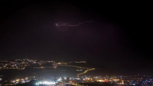 البرق يضيء سماء الباحة وسط أجواء صيفية ممطرة