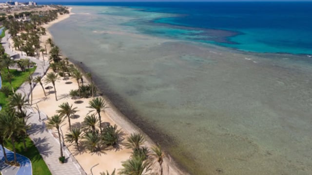 شاطئ الدقم بأملج يستقطب الزوار خلال الإجازة الصيفية
