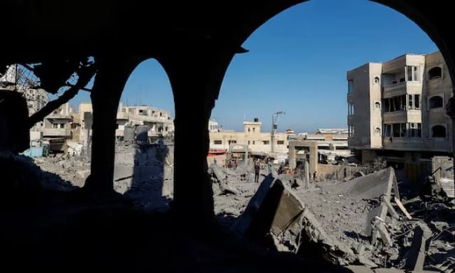 مقتل فلسطينيين بينهما طفل في غارة إسرائيلية وسط غزة