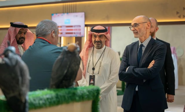 سفير بريطانيا لدى المملكة يزور المزاد الدولي لمزارع إنتاج الصقور