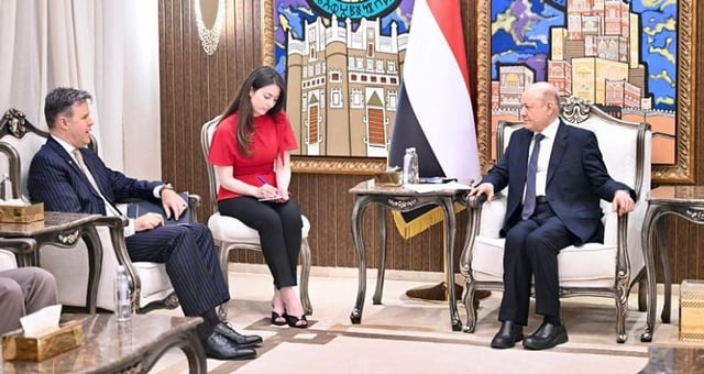 «العليمي»: استهداف ميناء المخا يكشف حرب المليشيات الممنهجة على مقدرات الشعب اليمني