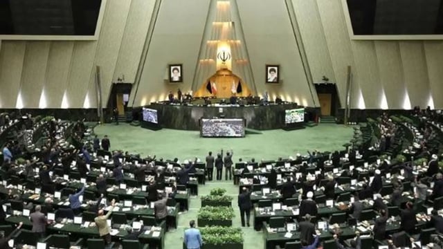البرلمان الإيراني يقر تجريم المقابلات مع وسائل الإعلام «المعادية»